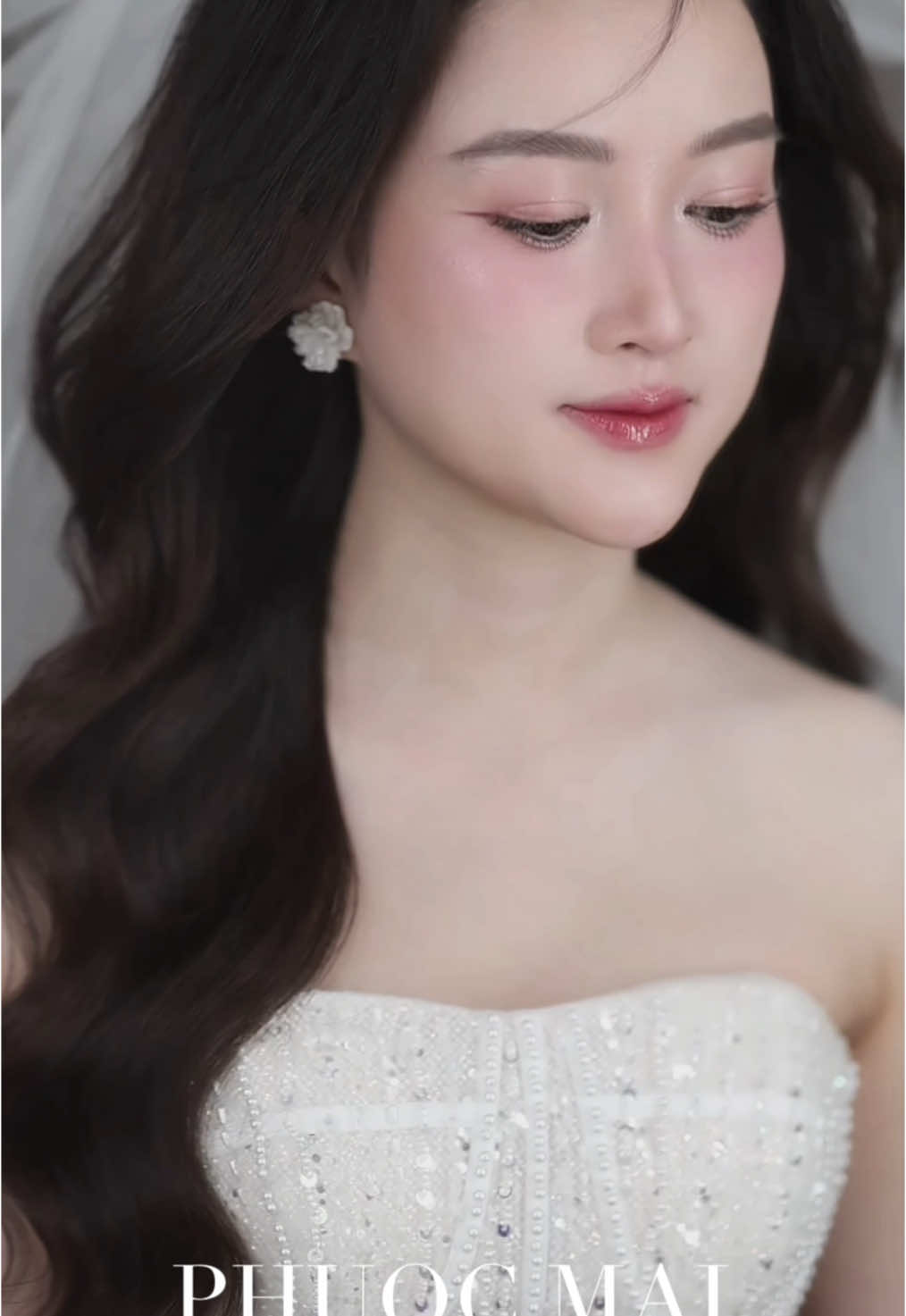 Xu hướng makeup 2025 đang gọi tên tone hồng baby ngọt ngào, gam màu “quốc dân” chiếm trọn trái tim các nàng dâu. Sắc hồng này không chỉ tôn lên vẻ ngoài thanh khiết, nữ tính mà còn ẩn chứa sự cuốn hút tinh tế, tựa như lời thì thầm về nét đẹp trẻ trung và tự nhiên. Lớp nền căng bóng tựa sương mai, đôi má phớt hồng dịu nhẹ, cùng làn môi căng mọng tạo nên sự kết hợp hoàn mỹ, giúp nàng tỏa sáng trong ngày trọng đại. ____________ ____________ Giáng sinh an lành– Ưu đãi ngọt ngào 🌲 Giảm 10% áp dụng cho KH ĐK combo LUXURY chụp ảnh cưới + tiệc. * Tặng ngay 1.500.000 cho KH ĐK combo Vip chụp ảnh cưới + tiệc. * Tặng ngay 1.000.000 cho KH ĐK combo cơ bản chụp ảnh cưới + tiệc. * Tặng thêm 1 địa điểm chụp + 1 trang phục cho KH ĐK gói chụp Ngoại Cảnh * Giảm 15% cho tất cả các mẫu váy LUXURY. * Ưu đãi Free phí vào Studio phông trơn Hàn Quốc khi ĐK gói chụp phim trường VIP. * Những quà tặng đặc biệt cho khách hàng ghé Studio check-in. * Giảm ngay 20% khi thuê váy ‘’ AFTER PARTY ‘’. ____________ ____________ 𝐏𝐇𝐔𝐎𝐂 𝐌𝐀𝐈 𝐖𝐄𝐃𝐃𝐈𝐍𝐆  📞 𝗛𝗢𝗧𝗟𝗜𝗡𝗘 : 0935660506 - 0934826335  📍 𝗔𝗗𝗗𝗥𝗘𝗦𝗦 : 236 DIEN BIEN PHU - HUE CITY 𝗦𝗘𝗥𝗩𝗜𝗖𝗘 : | 𝗣𝗿𝗲-𝗪𝗲𝗱𝗱𝗶𝗻𝗴 𝗣𝗵𝗼𝘁𝗼𝘀𝗵𝗼𝗼𝘁𝘀 | 𝗕𝗿𝗶𝗱𝗮𝗹 𝗠𝗮𝗸𝗲𝘂𝗽 | 𝗪𝗲𝗱𝗱𝗶𝗻𝗴 𝗖𝗲𝗿𝗲𝗺𝗼𝗻𝗶𝗲𝘀 | 𝗘𝘃𝗲𝗻𝘁 𝗣𝗹𝗮𝗻𝗻𝗶𝗻𝗴 | 𝗖𝗼𝗺𝗺𝗲𝗿𝗰𝗶𝗮𝗹 𝗣𝗵𝗼𝘁𝗼𝗴𝗿𝗮𝗽𝗵𝘆  𝒯𝒽𝒶𝓃𝓀𝓈 𝒻ℴ𝓇 𝓉𝓇𝓊𝓈𝓉𝒾𝓃ℊ 𝓊𝓈