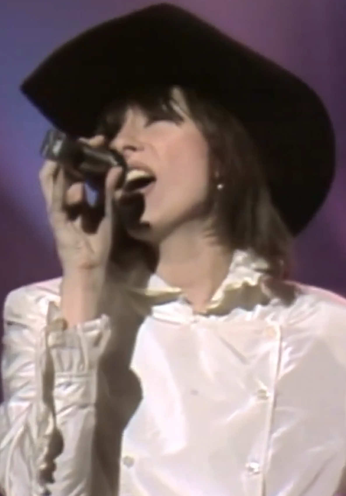 ‘Hymn to Her’, released in December 1986 as the second single from The Pretenders’ fourth studio album ‘Get Close’. -PretendersHQ #Pretenders #ChrissieHynde #80sMusic #Performance #HymntoHer 
