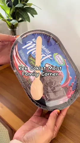 Weii , Sumpah Sedap kek coklat moist brand ni 🤤 . Pasni memang beli kek brand ni je la 🤭  #kekcoklat #kekcoklatmoist #cakechocolate #kek #familycorner 