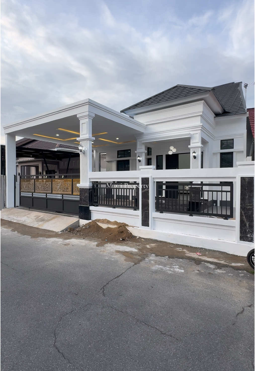 MODERN HOME CLASSIC.!! TYPE 115 SIAP HUNI Hanya 1 Unit.. 📍Jln. Tebu - Pontianak Barat ( Lokasi Sangat Strategis, Perumahan Elite ) ✅️ Dengan Konsep Modern Classic ✅️ Lokasi Tengah Kota Pontianak ✅️ Kualitas Bangunan Premium ✅️ Tanah Keras Tidak Gambut * Tipe 115 * * Ukuran tanah 10.4 x 23 METER * 3 kamar tidur * 2 kamar mandi * Plafon motif + lampu LED * Keramik Granit 60 x 60 cm Putih Motif * Atap metal Rangka baja ringan * Jendela Full Alumunium * Pintu Bengkirai Kelas 1 * Listrik 2200 watt * Air Bersih PDAM * BONUS * ✅️ Carport Mobil ✅️ Pagar Keliling ✅️ Canopy Carport ✅️ Taman Minimalis ✅️ Shower ✅️ Washtafel ✅️ Exhaust Fan * HARGA NORMAL (KPR) = Rp. 895.000.000,- * HARGA CASH KERAS = Rp. 880.000.000,- Kpr minimal dp 15-20% dari harga Tanda jadi 10 juta ( termasuk dp ) INFO SURVEI 085795728375 #pontianak #rumahminimalis #rumahbaru #rumah #rumahmodern #property #masriproperti #rumahpontianak #rumahmewah #interiordesign 