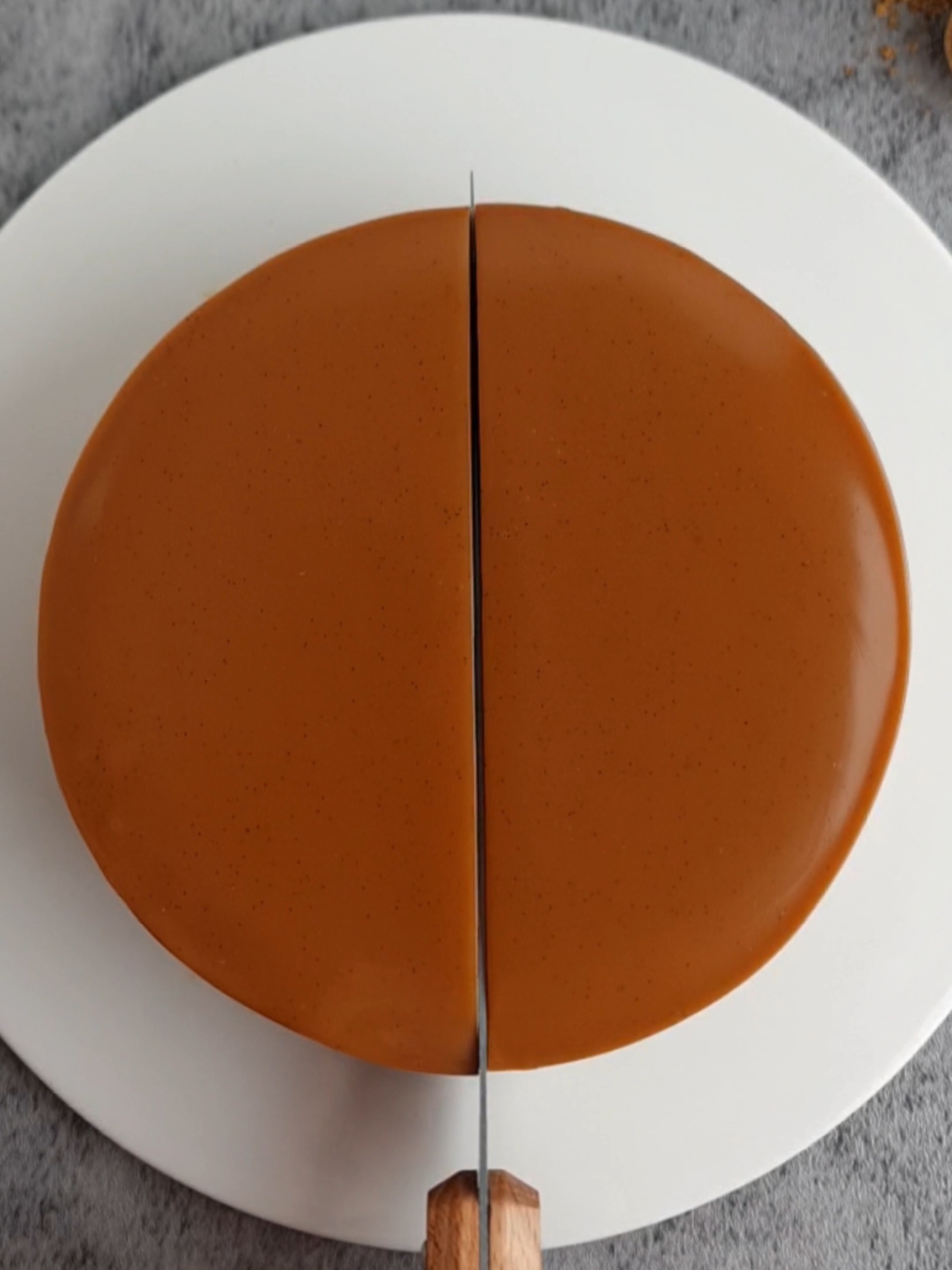 Moelleux chocolat dulcey  un gâteau au chocolat ultra fondant surmontée d'une onctueuse ganache au chocolat caramélisé  la recette est à retrouver dans mon livre 