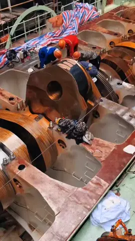 The Power Behind the World's Largest Engine: Do You Know How Many Horses it Packs? 🥶 #foryou #engine #engineering #machine #repair #big #ship #excavator 