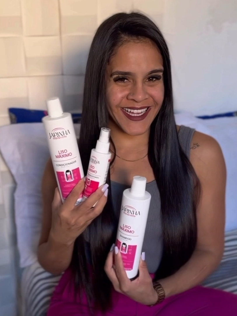 Fios lisos, hidratados e livres de frizz? A linha liso máximo é a sua melhor escolha 🌿✨ Com rosa mosqueta, aloe vera e óleo de ojon, ela proporciona um liso duradouro, brilho intenso e toque sedoso para seus cabelos. Porque você merece fios incríveis todos os dias! 🛒 Acesse o site, e-commerce ou vá até uma loja física e garanta a sua linha liso máximo também 💖 #JapinhaCabelos #LisoMáximo #CabelosDeMilhoes #CuidadosCapilares #FiosLisos #HidratacaoCapilar #TransformeSeusFios #BrilhoIntenso #SemFrizz #BelezaNatural