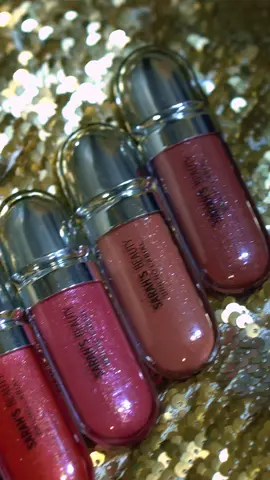 💋 O gloss perfeito e hidratação intensa da Sarah's Beauty! 💖 O gloss perfeito para quem ama um toque de brilho, com textura leve, ele não gruda e ainda proporciona aquele efeito espelhado que destaca os lábios de forma natural e sofisticada. E o melhor com um preço acessível para você ficar linda, gastando pouco! 🤎✨ Gloss Sarah's Beauty R$20,00 ✨ Descubra as cores irresistíveis e escolha o seu favorito para todos os dias! #fy #fyp #fypp #fyy #make #gloss #sarahsbeauty #batom #maquiagem #maquiagemtiktok 