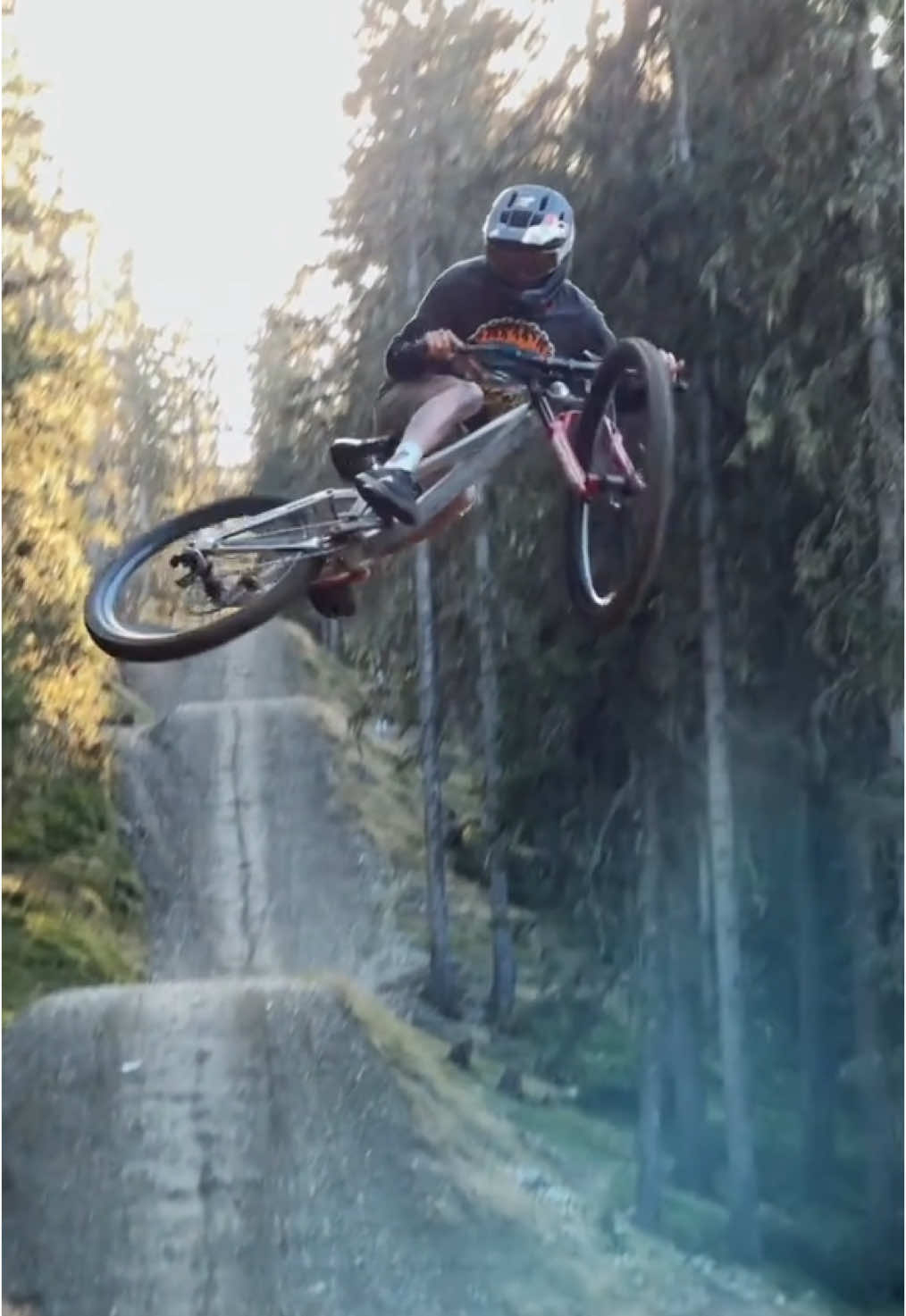 This line from @Thisis.thanh 🔥🔥 #sport #sports #bike #mtb #mountainbike #downhill #biking #freeride #cycling #leogang #december #novemberdump #moana 