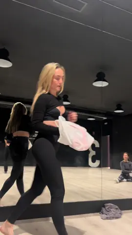 Ya me los han arreglado!!! Mis zapatos ROSAS 💕 @dancecentervlc 💜 Si, son para bailar por eso estan asi  #heels #dance #valencia #baile #fyp #xyzbca #mentor #pies #parati 