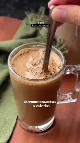 Cappuccino Saudável! 🧋 Algumas dicas: Cada colher cheia de cappuccino tem 20g, essa porção tem 49 calorias. Pode bater no liquidificador, no mixer ou até passar numa peneira com auxílio do fundo de uma colher. A intenção é desmanchar o café solúvel e deixar tudo homogêneo. Se for usar outro adoçante, use o equivalente a 20 colheres de sopa de açúcar. Se quiser deixar mais proteico coloque uma colher de whey na hora do preparo. Ingredientes: 250g de leite em pó Desnatado 50g de Café solúvel 3 col. de sopa de chocolate em pó 50% 1 col. de chá de bicarbonato de sódio 1 col. de chá de canela adoçante stevia *Modo de preparo no vídeo! ______________________________________________ Gostou da dica? Salva esse vídeo e segue @a.receita.saudavel ❤️ - Dica: @brunascimentos  #comida #emagrecer #emagrecimento #receitasfit #receitas #receita 
