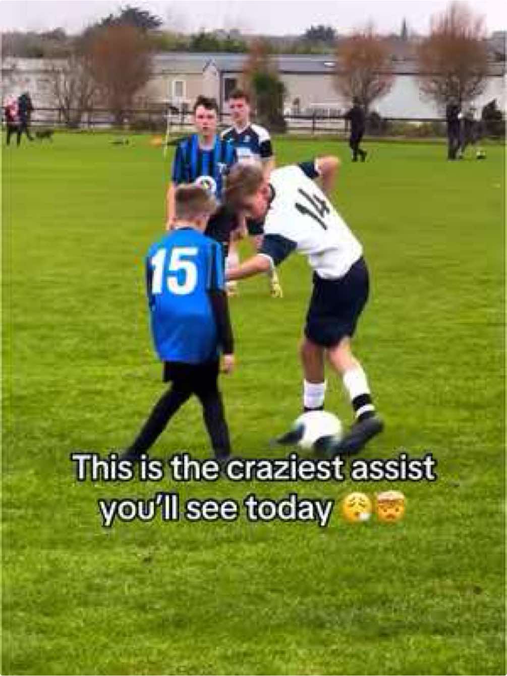 Rate this assist out of 10 😱👇🏽 he really just did that 🥶 @RalphHolloway #fyp #footballskills #skills #tekkers #viral #trending #football #futbol #futebol #Soccer #soccerskills #tackle #grassrootsfootball #footy #risingballers #wonderkid 