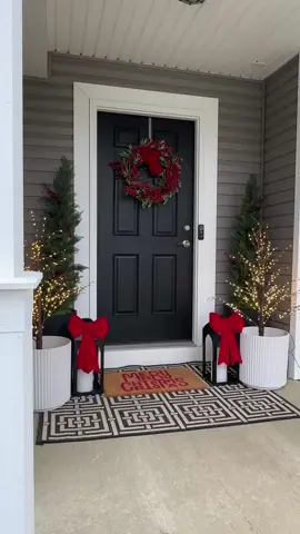 Christmas front porch decor. Do we love? Everything can be found in my ltk in my profile ☝🏽  #christmasfrontporch #christmasdecorationsideas #frontporchideas #porchdecor #christmashomedecor #frontporchdecor #christmasporch #christmasdecoridea 