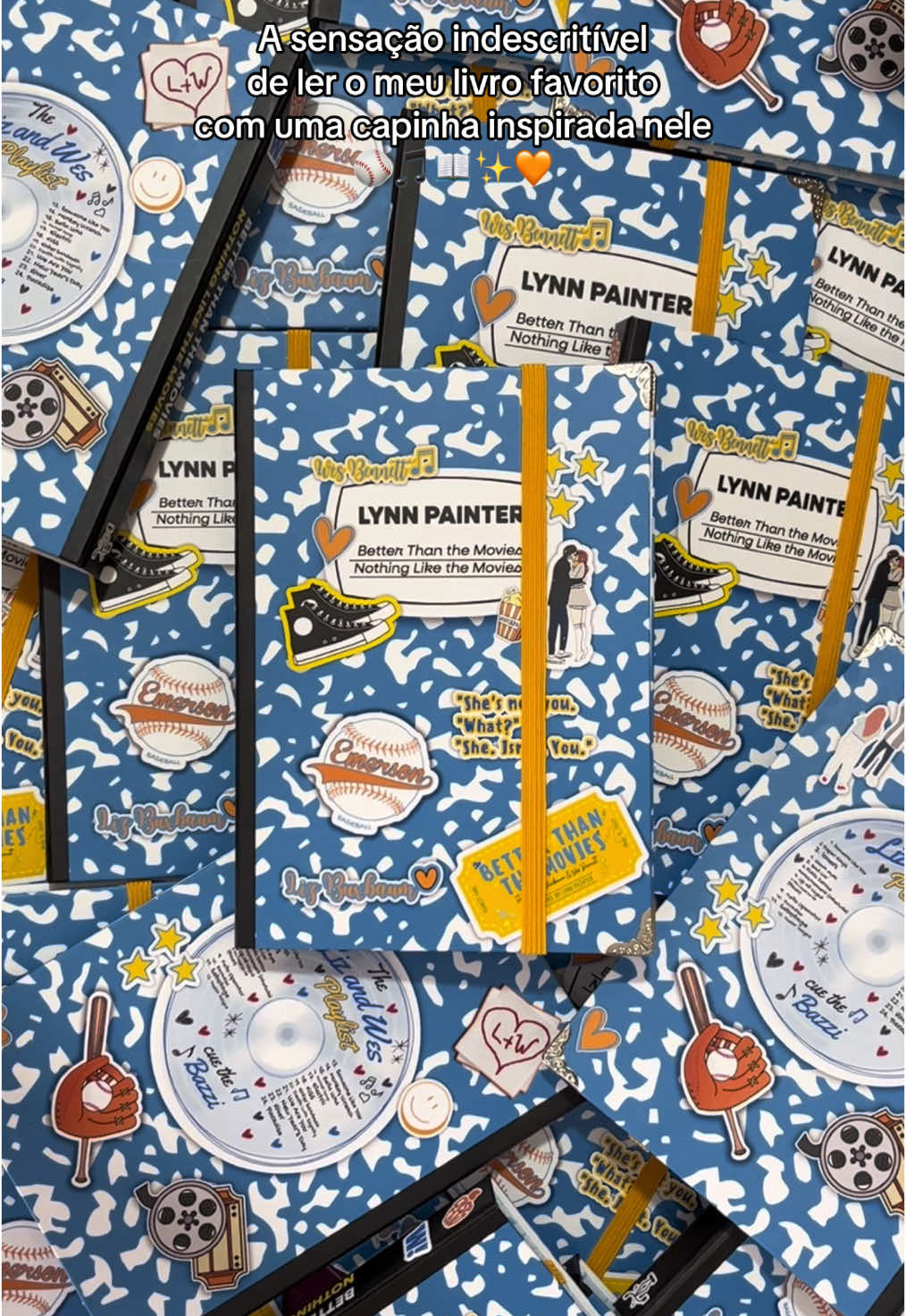 A capinha de kindle inspirada no universo do livro Melhor do que nos filmes é simplesmente perfeitaaa!  ⚾️ Coleção: @What If - Loja Literária  📖 Confecção: @casecaju  🖋️ Ilustração: @perahoficial  Esse foi um trabalho em collab super empolgante (sabemos que é o livro favorito da Wendy 👀), e por isso cada etapa foi pensada ainda com mais carinho!  Agradecemos pela compra de cada um de vocês e torcemos muuuito para que fiquem apaixonados pela case, assim como nós! 🧡 - #melhordoquenosfilmes #betterthanthemovies #lizbuxbaum #lynnpainter #wesbennett #bookstan #bookstagram #romancebooks #livrostiktok #livros #livrosderomance #kindle #kindlecase #capakindle #kindleunlimited 