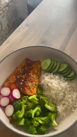 Here’s what I had for my lunch. 110g Salmon, 100g Broccoli, 80g rice, 100g Cucumber, 2 Red Radish #lowcalorie #400caloriemeals #healthydiet #foryoupage❤️❤️ 