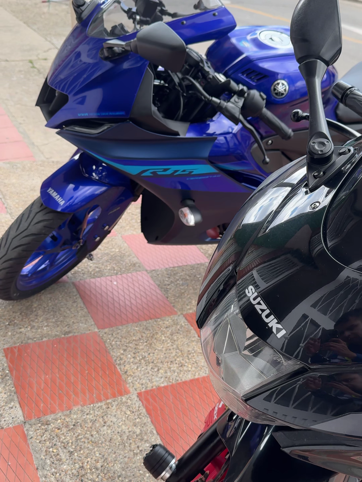 Yamaha R15 V4 vs Suzuki GSX R150 #yamahar15v3 #r15 #gsxr150 #suzukigsxr150 ¿Cuál para ti es mejor?