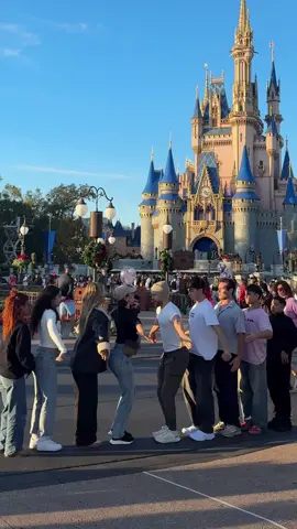 Friends and family holiday dance challenge #letitsnow #dance #holidays #christmas 