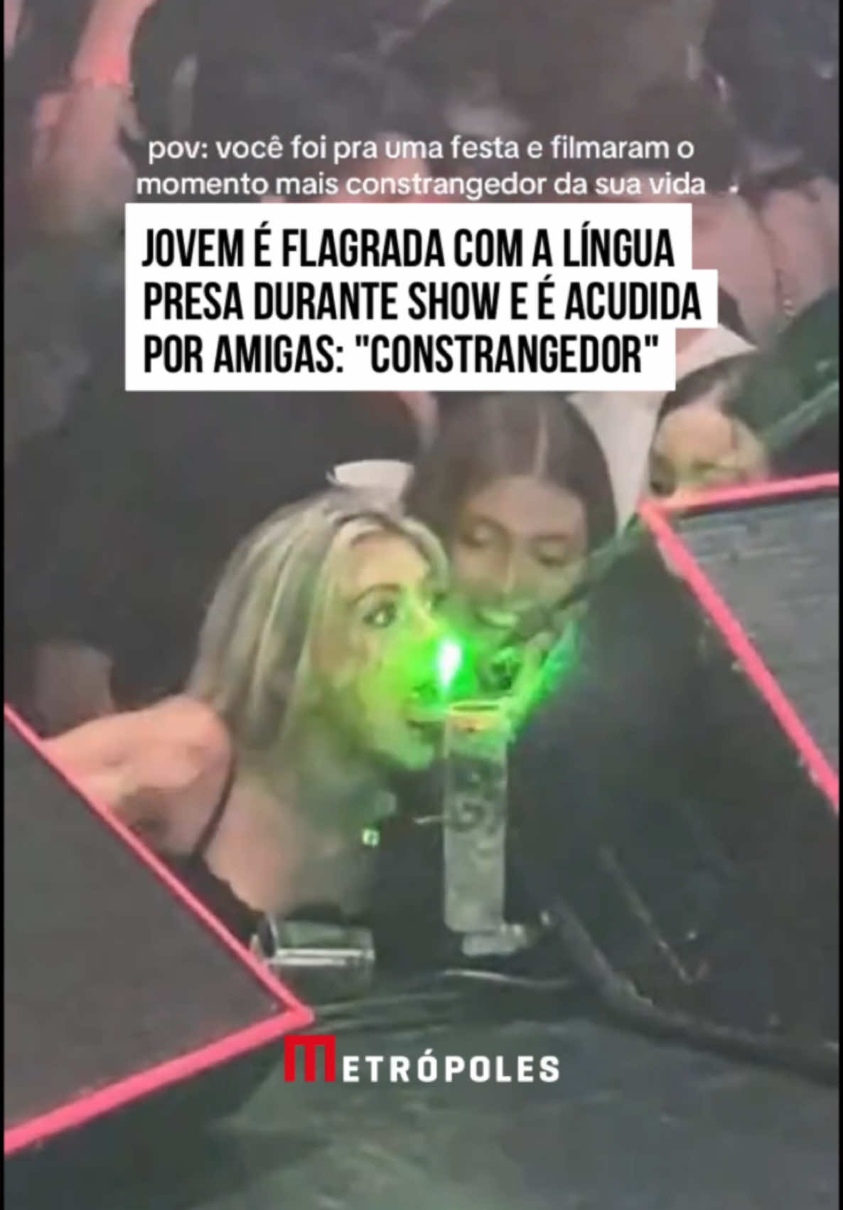😂 Gabriela curtia #show quando bebeu de uma garrafa congelada e acabou com a língua presa no objeto. O momento foi capturado por #câmeras e gerou aflição nos seguidores da jovem.  No vídeo, a loira fica presa durante alguns segundos e as amigas até tentam esquentar a língua da confidente com um laser. Após o auxílio, a menina se livra da situação e fica com um vídeo pra lá de divertido para divertir os #seguidores.  