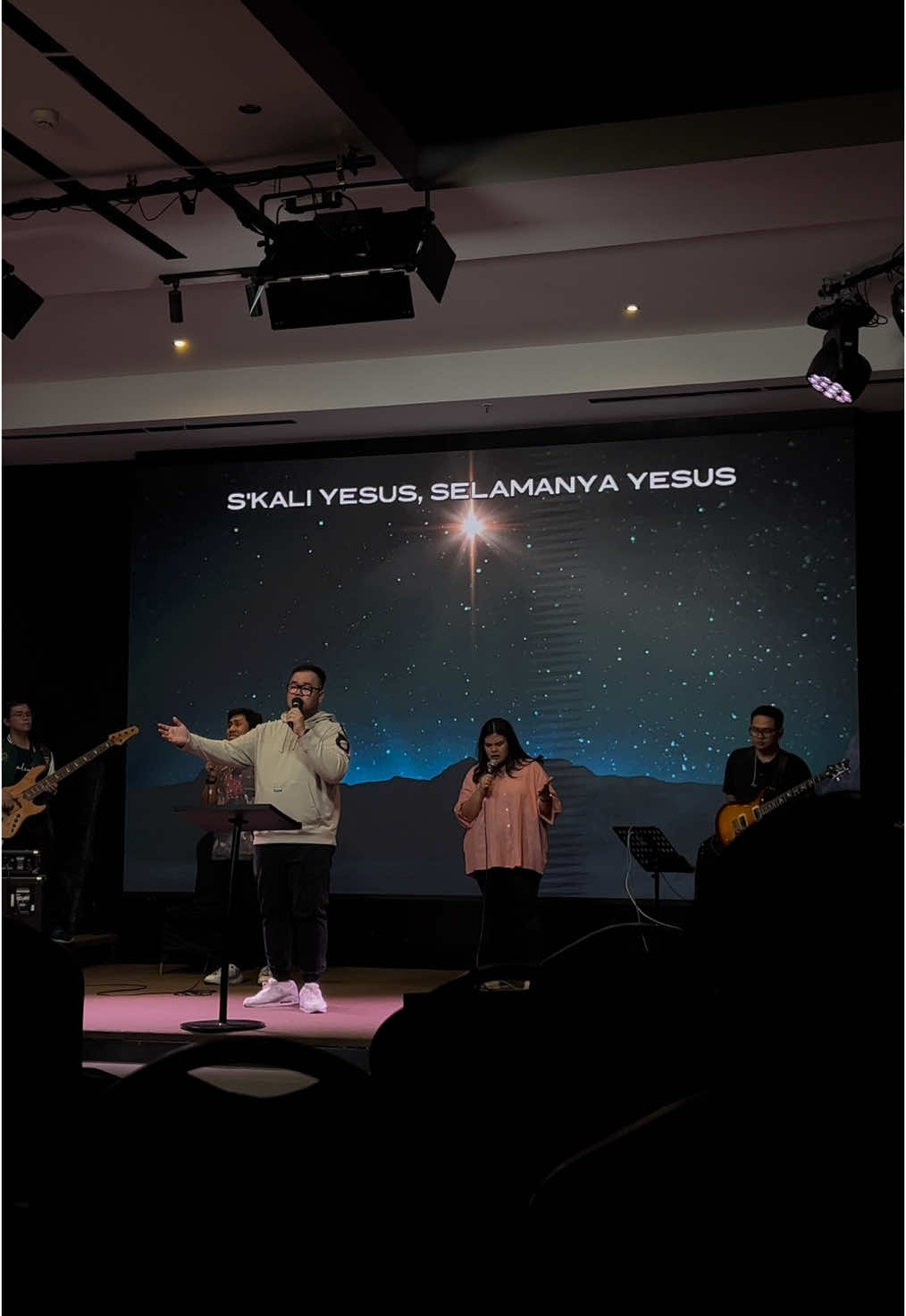 Karena kasihNya sekarang ku ada 🤍 #praiseandworship #worshipsong #midweekservice 