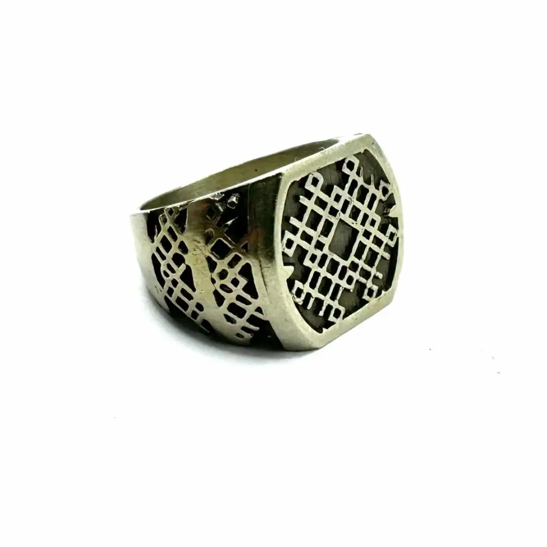 If you could dine with any gothic literary character, who would it be and what would you discuss? Bharat Ring in White Bronze # #GothicLuxury #Rebel #Bold #Artisan #Edgy #Mensrings #Skull #Aesthetic #Exclusive Buy here https://julianthe2nd.com/products/arcadian-ring-in-bronze
