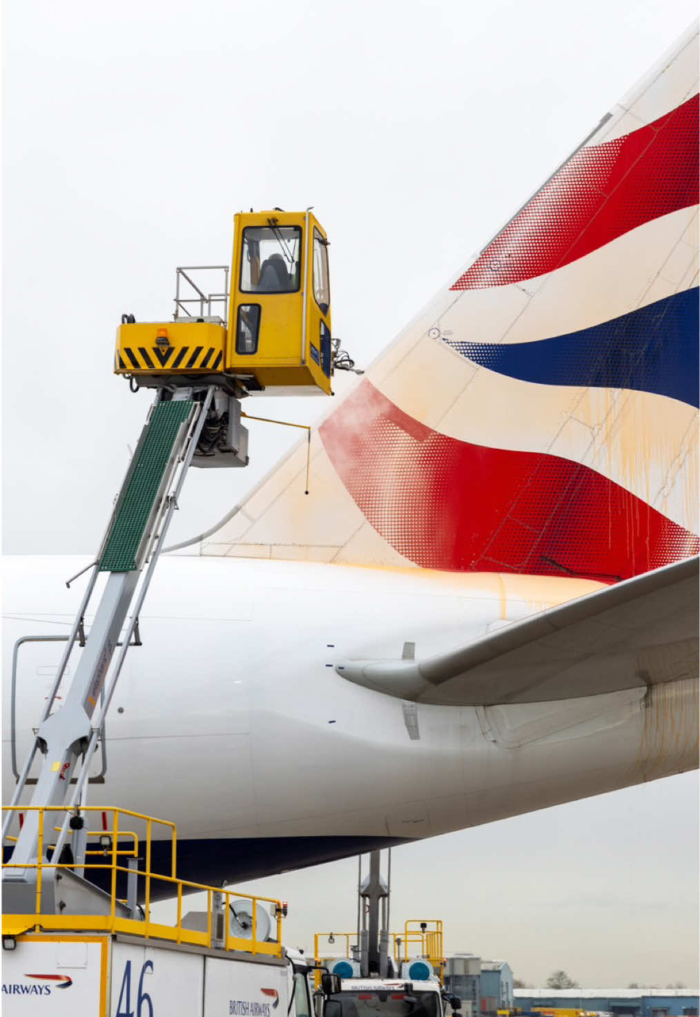 Icy weather? Step aside, we’ve got the tools for that 🥶🧊  #BritishAirways #Winter #Aviation #Deicing #Aircraft #HeathrowAirport #Terminal5 