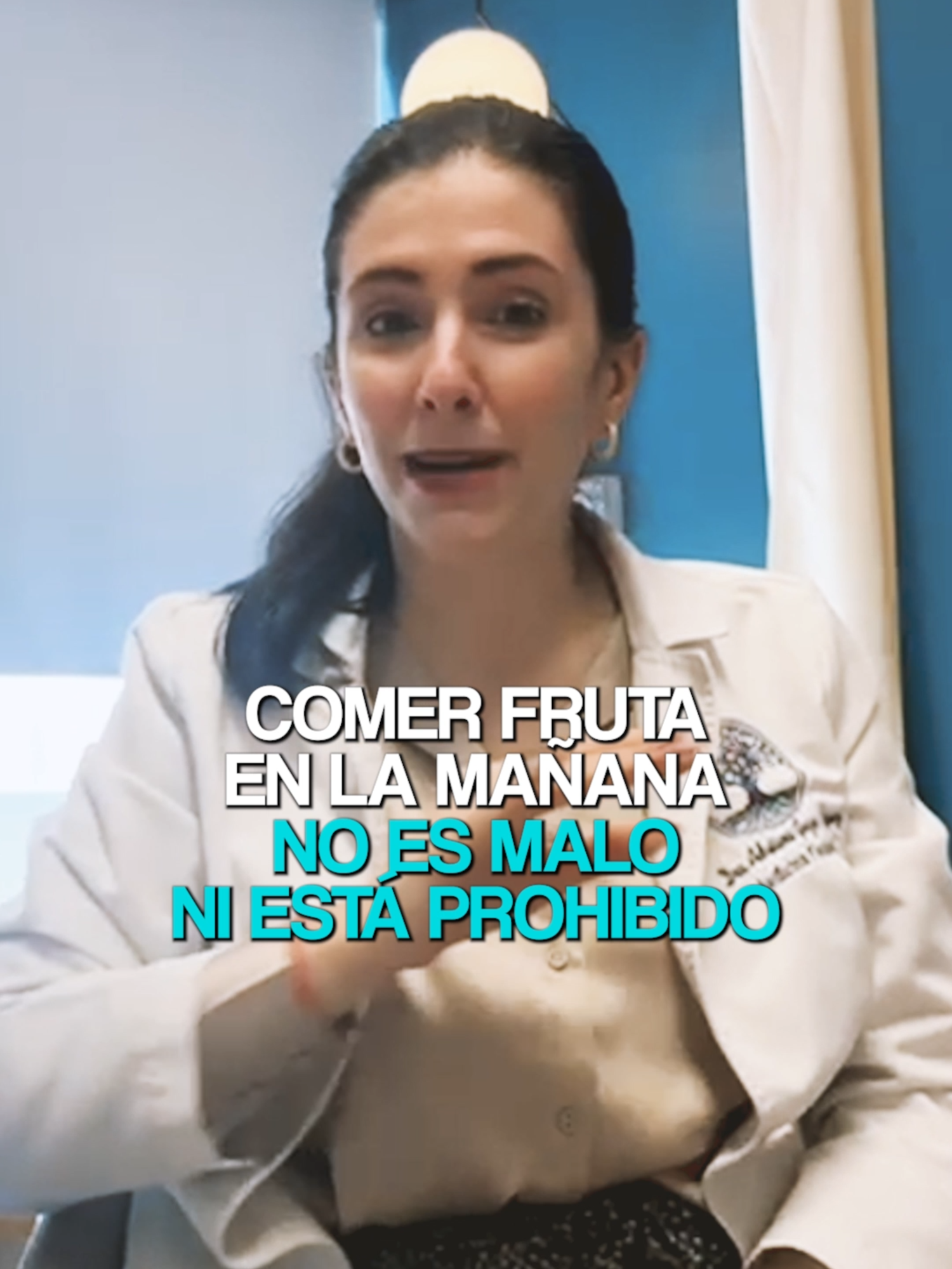 🍎 ¿Fruta en el desayuno? ¡Cuidado! 🍳 Puede ser el mejor inicio de tu día… o un error que te deje con hambre. 🤔  Te cuento el secreto para aprovechar todos los beneficios de la fruta sin altibajos de energía. 🌟 💬 Cuéntame: ¿cuál es tu fruta favorita para empezar el día? 🍓 . . Cédula 9499953 - Universidad de Monterrey Aviso COFEPRIS 233301202A0014 . . #DesayunoEquilibrado #NutriciónConCiencia #VidaSaludable #DraNinaGarza #MedicinaFuncional #AlimentaciónFuncional #bienestar #salud #alimentacionsaludable #alimentación