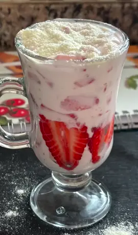 Copinho da felicidade saudável 🍓 Ingredientes: 1 iogurte grego 5 morangos picados 1 colher de sopa de leite em pó . . . . #receitas #receitasfit #receitassaudaveis 