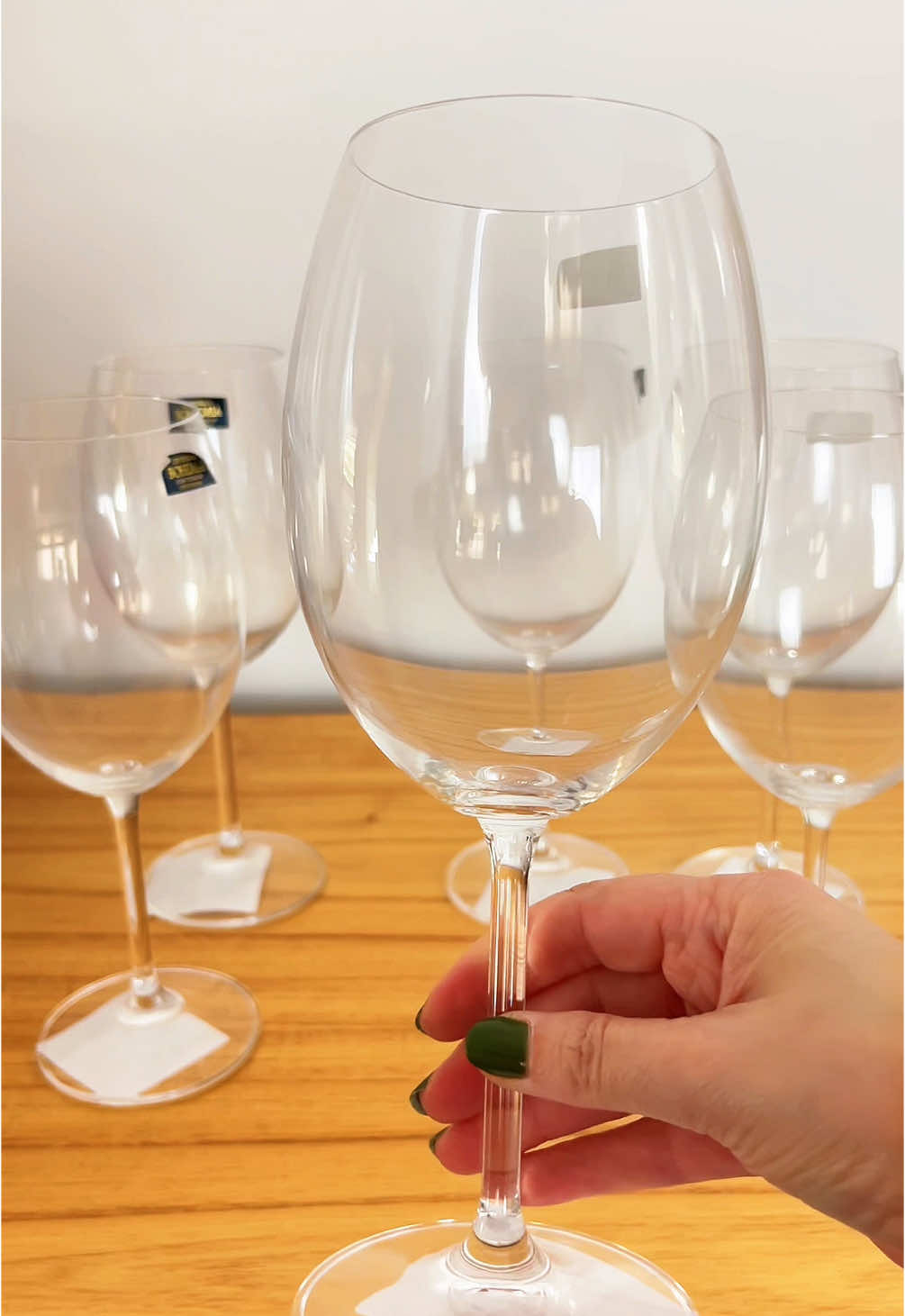 Taças que fazem a diferença na sua mesa. ✨ Perfeitas para vinho ou água, com um design que combina praticidade e charme. Ideal para momentos especiais ou para o dia a dia cheio de estilo.  Já estão no site esperando por você! 🛒 #TaçasDeVinho #TaçasDeÁgua #CasaPitaya #MesaPosta #DecoraçãoDeMesa #tableware #copos 