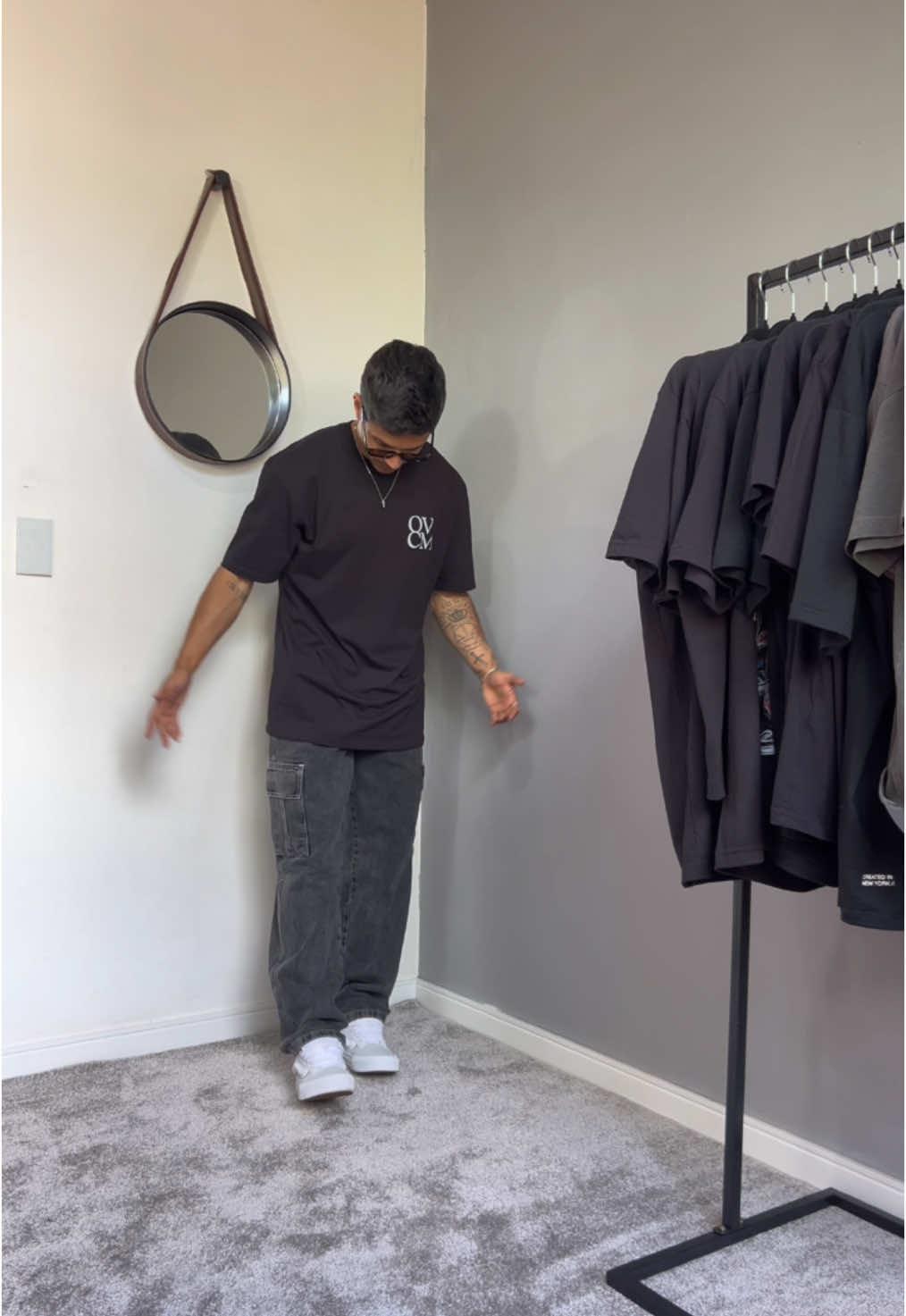 Pov: você encontrou A calça. Calça jeans preta estonada cargo da @overcome. Cupom ZIMMERMANN10 pra compras no site. #modamasculina #TikTokFashion #moda 