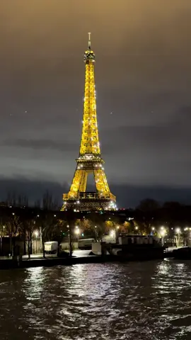 Eiffel Tower, beautiful sights of Paris! #livewallpaper ##beautifull##eifeltower##lover##paris##wallpaper##livephotos##4k##light##creatorsearchinsights
