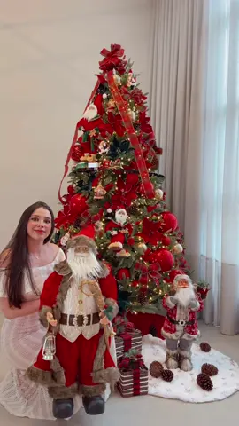 A árvore mais linda que já montei 😮‍💨 meus favoritos são o trem natalino e o papai noel subindo e descendo a escadinha 🎅 Gostaram? #arvoredenatal #arvore #natal #natal2024 #tremnatal #tremnatalino #strobo #ledstrobo #papainoel 