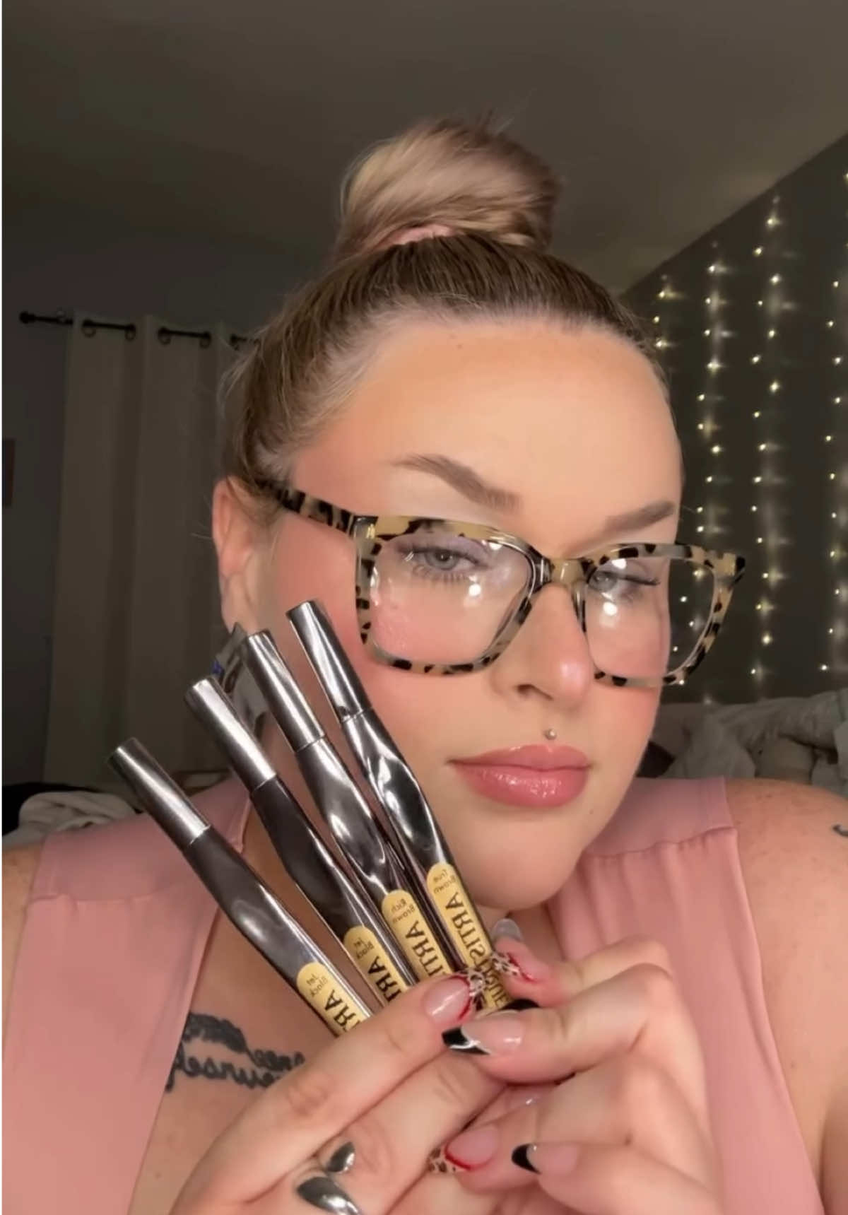 Ultra-fine and precise. Artistique is THAT girl. 🧑‍🎨🖌️ Made with a comfort grip handle, our NEW! Artistique eyeliner is made for absolute-ly everyone! 🎥: @Syd🍒  Shop now ⬆️  #AbsoluteNewYork #Eyeliner #liquideyeliner #makeup #makeuptok 