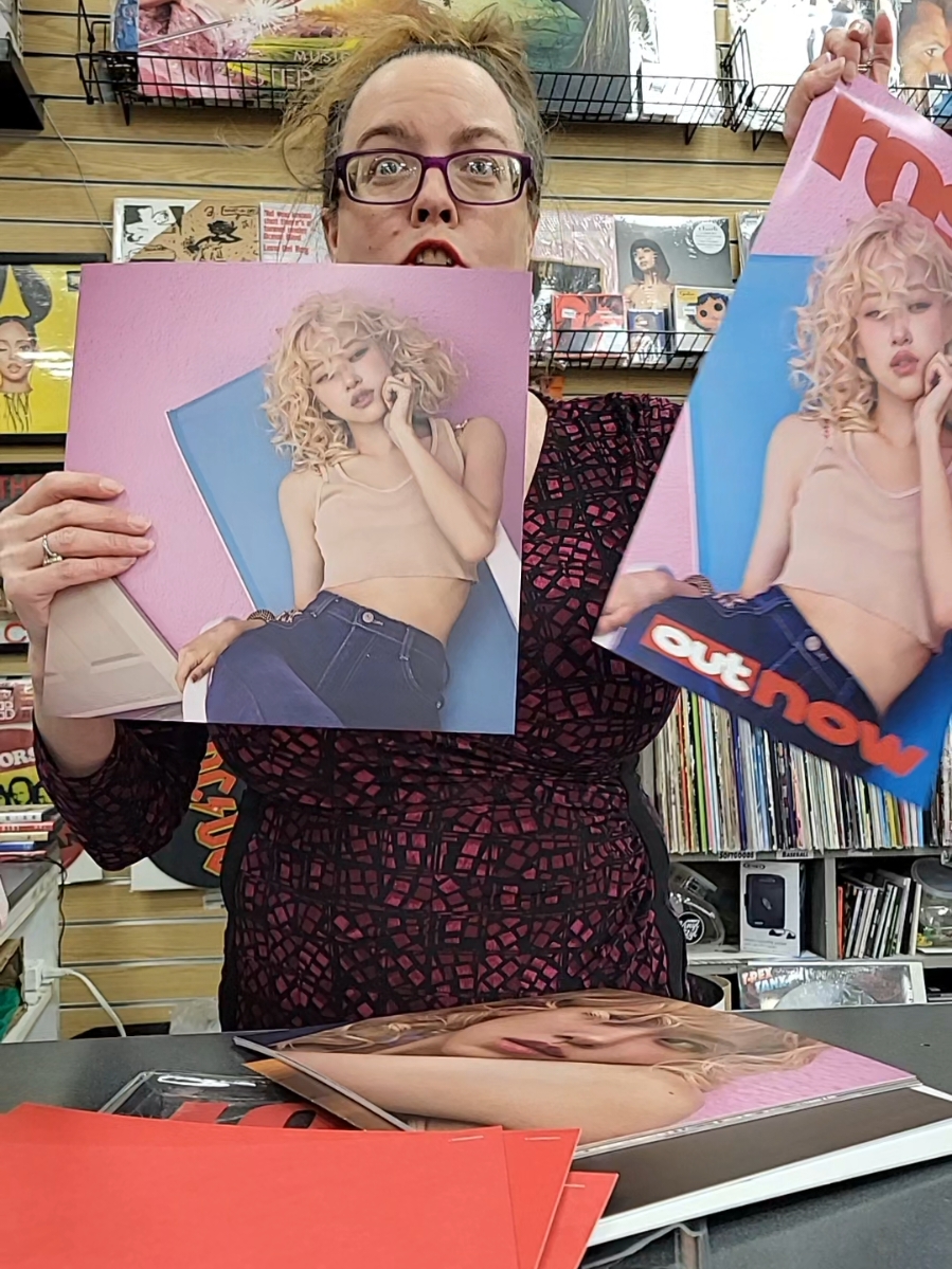 I can not wait for rosie with APT.! 7pm December 4th can not come fast enough! I'm Unboxing the Retail Exclusive RIGHT NOW! #rosieRSC #ROSÉ #ROSÉrosie #Unboxing #CDUnboxing #Photocards @ROSÉ @Atlantic Records 