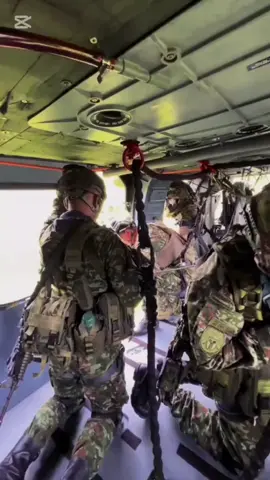 #comandos #fuerzasespeciales #asaltoaereo #ejercitodecolombia #uh60 #tolemaida #entrenamiento 