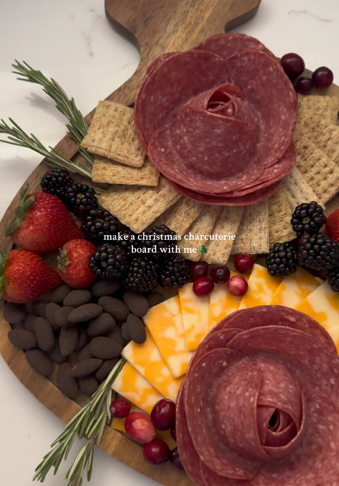 Make a Christmas charcuterie board with me! 🌲 🧀 #charcuterie #charcuterieboard #christmascharcuterie 