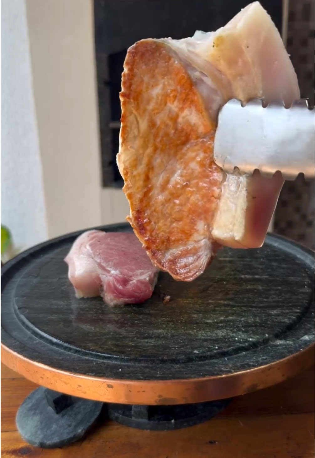 Lombo suíno na grelha de pedra sabão. 🐷 #grelha #churrasco #pedrasabao #foryo #fyp 