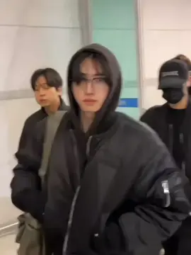 sunghoon with glasses🧎🏻‍♀️🧎🏻‍♀️🧎🏻‍♀️ #sunghoon #enhypen #airport #kpopfyp #fyp #foryou #foryoupage #xbcyza #xbyzcafypシ 