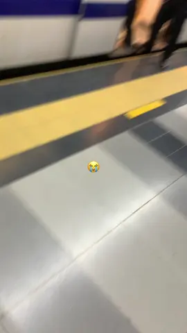 Los papeles pasandome por el lado🥹😭#llevamecontigo #meenamore #metrocrush 