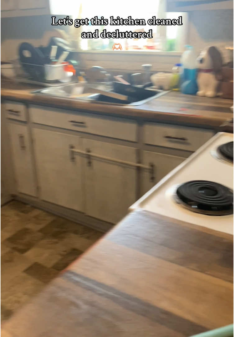 Lets get this kitchen cleaned🧹#kitchenreset #clean #cleaning #kitchencleaning #mom #creatorsearchinsights 