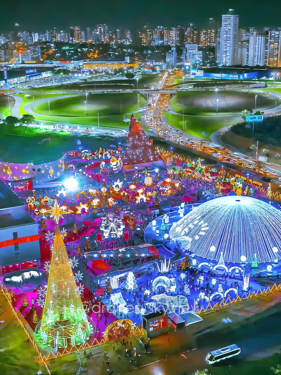 Pelo quarto ano consecutivo, o Centro Cultural Oscar Niemeyer, em Goiânia, será palco do Natal do Bem, considerado o maior evento do gênero natalino gratuito no Brasil. A festa será realizada de 14 de novembro a 5 de janeiro. Nesta edição, o evento do Goiás Social será ainda maior e tem expectativa de público de 1,5 milhão de pessoas. Além dos já tradicionais shows no Palácio da Música e no coreto; Vila do Papai Noel; brinquedos, gastronomia e nevasca artificial; o Natal do Bem 2024 terá um complexo natalino com mais de 30 mil metros quadrados e 2,7 milhões de pontos de luz. Para receber o público com mais conforto, todos os espaços terão equipes de apoio à saúde e de segurança. Ainda, seis estacionamentos estarão disponíveis com 12 mil vagas rotativas, 5 mil a mais do que em 2023. No transporte público, serão quatro linhas exclusivas, sendo duas gratuitas, com saídas do Shopping Flamboyant e Praça Cívica, e duas regulares da Rede Metropolitana de Transportes Coletivos (RMTC). fonte: goias.gov.br #djiglobal #filmmakers #skypic #photoofthedays #drone #phantom4 #mavicpro #dronepilot #droning #aerialphotography #imagem #goiania #gyn #goias É proibida a reprodução total ou parcial deste vídeo para fins publicitários, decorativos ou comerciais. Todos os vídeos fazem parte do acervo de mídias próprias do autor. Este material é protegido pela Lei 9.610/98. Todos os direitos reservados.