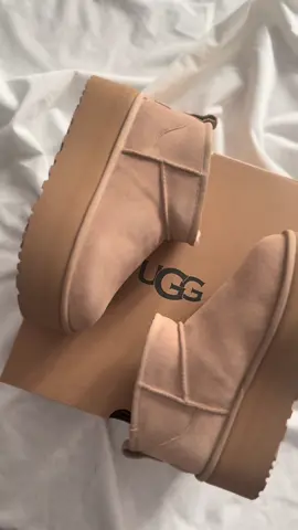 These platforms are all I need this winter 🤎✨ #uggs #uggplatforms #unboxing #uggboots #winter #winteressentials #unboxingvideo @UGG® 