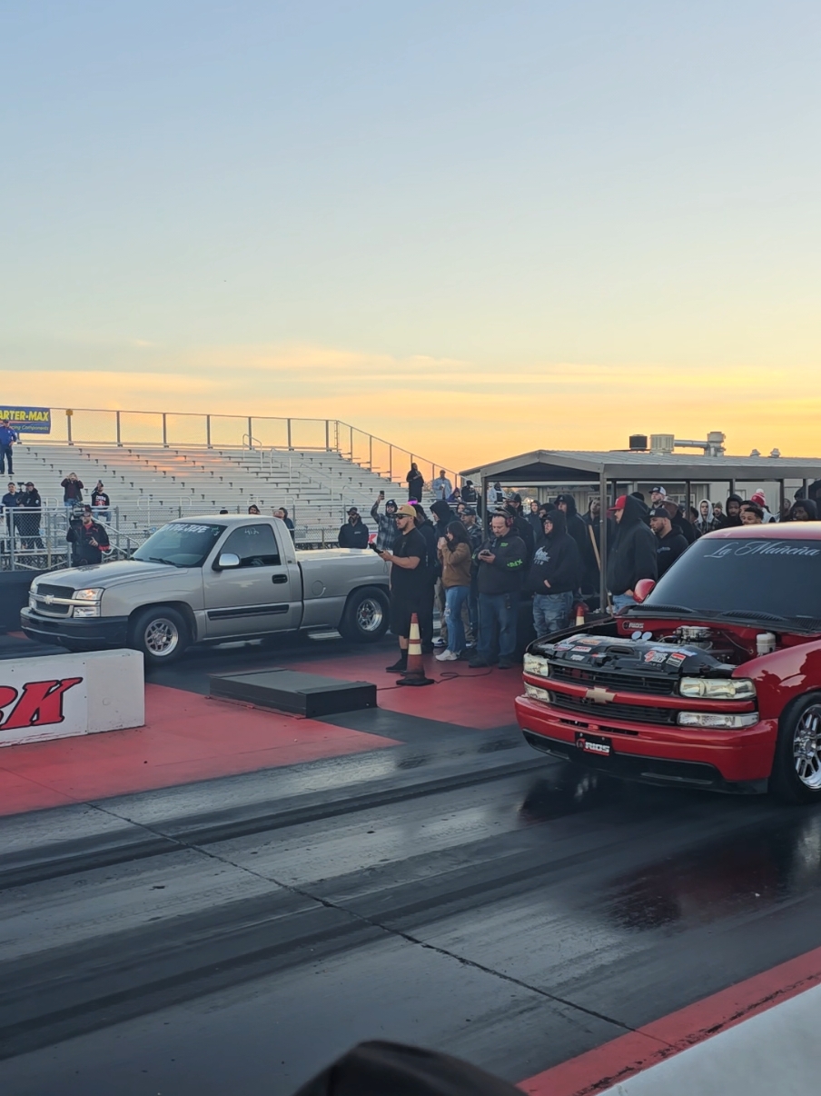 @Rios Performance Shop🔥 Nitrous Silverado vs Boosted Silverado #racingfx #nitrous #lsx #cammed #rcsb #nbs #turbo #boosted #dragrace #dragracing 