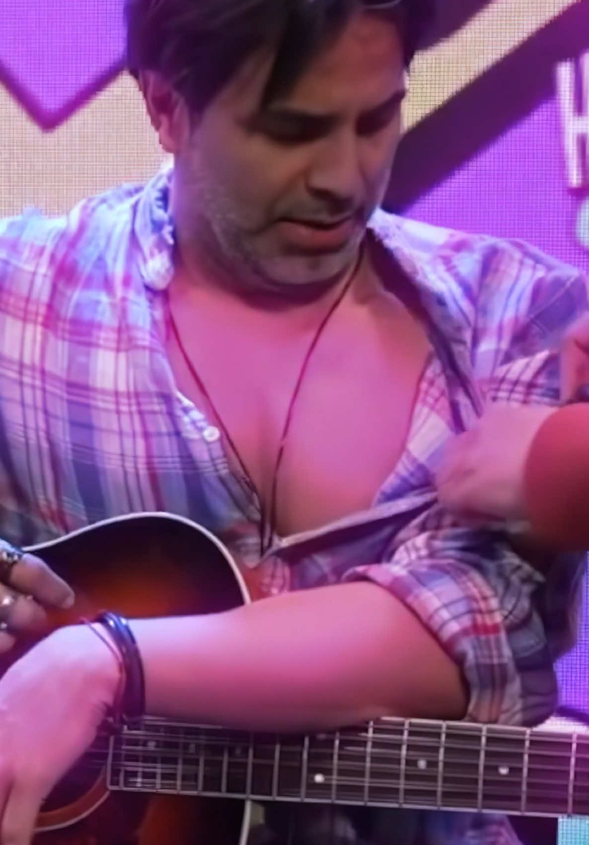 ¿Curwen enseña a tocar guitarra a Jhovan Tomasevich 👀? #hablagood #peru #jhovantomasevich #zen #curwen #rock #libido @JHOVAN 