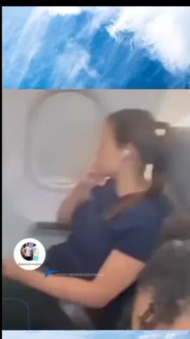 Uma polêmica tomou conta das redes sociais após uma internauta compartilhar um vídeo de uma discussão dentro de um avião, onde ela se recusou a trocar de lugar com uma criança. A mãe da criança, indignada com a negativa, explicou que o filho estava chorando e com medo, e que, para acalmá-lo, seria necessário que ele sentasse na janela. Mesmo assim, a passageira se manteve firme em sua decisão de não ceder o assento, gerando um intenso debate. #dca1996 #aviao #viagem #poltrona 