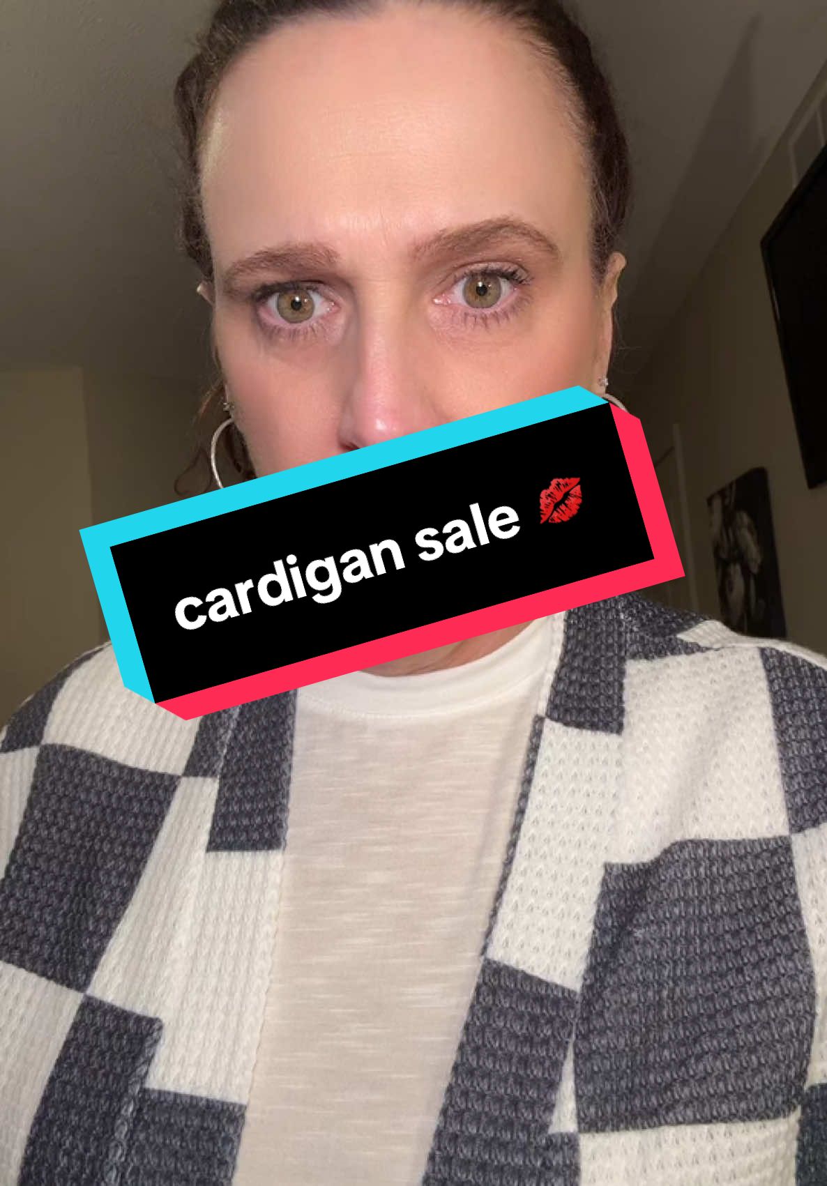 Super cute cardigan, checkerboard pattern, hot sale cool cardigan! Checkerboard is in!#MomTalk #goviralchallenge #TikTokAffiliate #sale #checkerboard #tiktokshopcybermonday #butterysoft #wafflematerial 