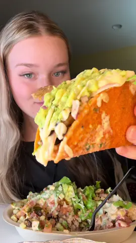 I cant eat @Chipotle bowls without shells now 😭🤭 yall voted for thjs on my story & so happy you did 🥹 🎄 Day 4/25 days till christmas!!! Ill be posting everyday until then 🩷  #mukbang #fyp #asmr #asmrmukbang #tiktokfoodie #Foodie #crunchy #fyppppppppppppppppppppppp #tacos #eatingsounds #crunchy #chipotle #wingstop #viral #fypシ゚viral #tacos #chipotlehack #doritotscos 