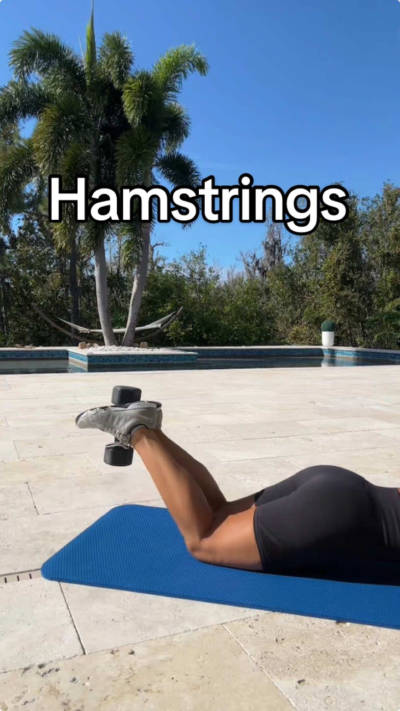 Hamstrings workout is possible to do at home. All what we need is a dumbbell and some minutes dedicated to it. I don’t have access to a leg curl equipment and yet I’ve been able to have decent hamstrings only by working out with dumbbells and a med ball. So do your exercises and trust the process, the hamstrings will show up #womenworkout #fitover40 #hamstrings #hamstringworkout #creatorsearchinsights 