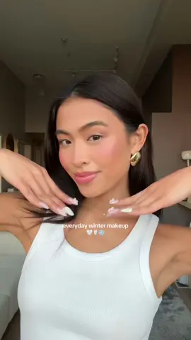 glowy skin & pink cheeks 🥛🎀 used @rhode skin barrier butter  @Iconic London underglow blurring primer  @L’Oréal Paris brow stylist definer - brunette @Anastasia Beverly Hills brow freeze gel @makeupforever hd skin hydra glow foundation - 2y32 @Westman-Atelier concealer - atelier m3 @makeupbymario soft sculpt bronzing + shaping serum - medium @CAIA Cosmetics glow bronzer - gold coast @maccosmetics blush - blushbaby Westman Atelier Blush - petal @Givenchy Beauty prism libre powder - voile rosé Westman Atelier eye want you mascara - clear black MAC lip liner - whirl @Diorbeauty lip oil - 001 pink @Fenty Beauty diamond veil - how many carats?! #makeup #makeuptutorial #glowyskin #glowymakeup #wintermakeup #grwm #flawlessmakeup 