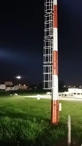 Aquele lindo pouso do Airbus a320 da latam Arlines pousando no aeroporto de Rio preto no período noturno 