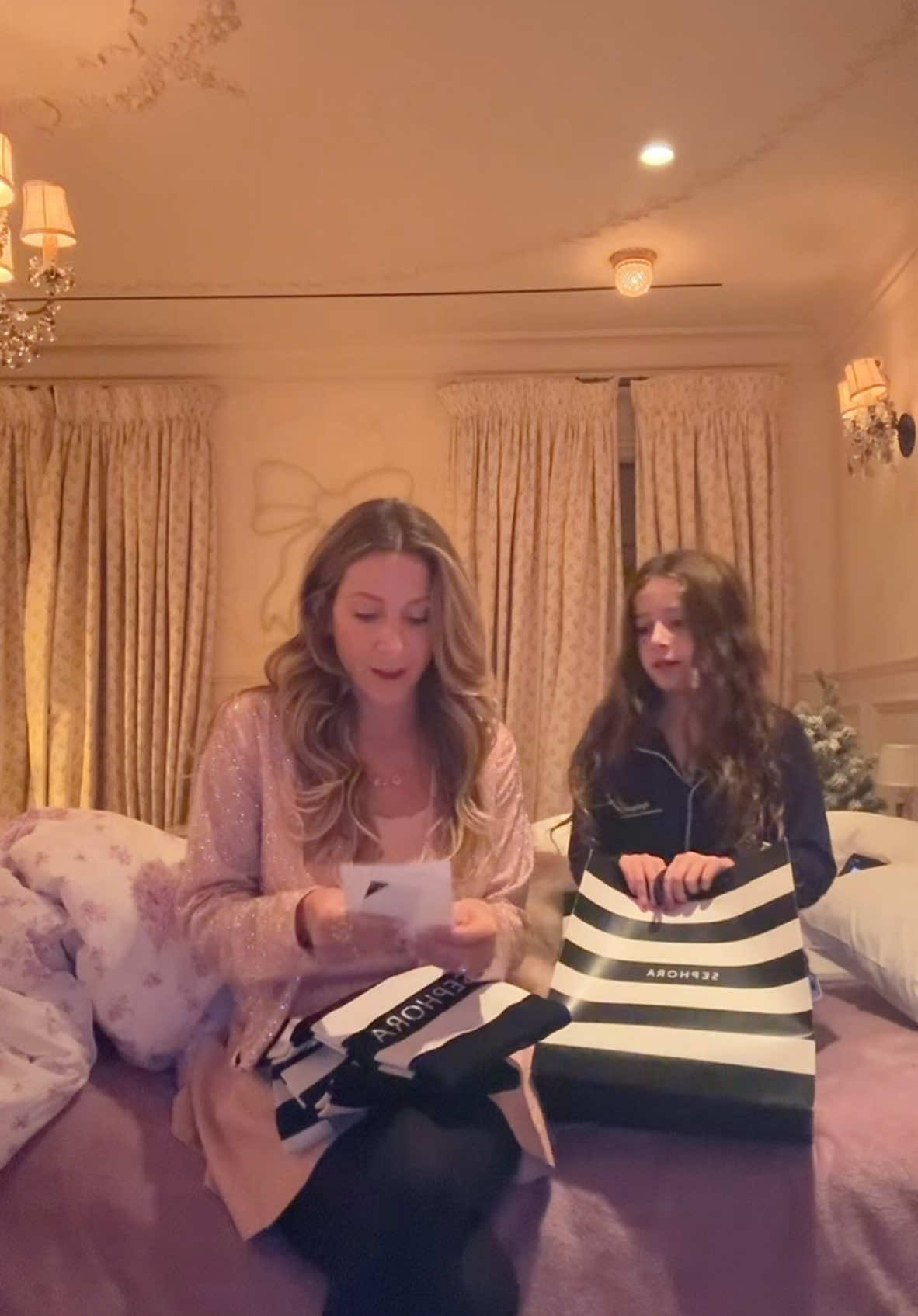 Love you @sephora fam! Best holiday party tonight and loved meeting so many incredible founders! 💕 #beauty #sephora #holiday #party #fyp 