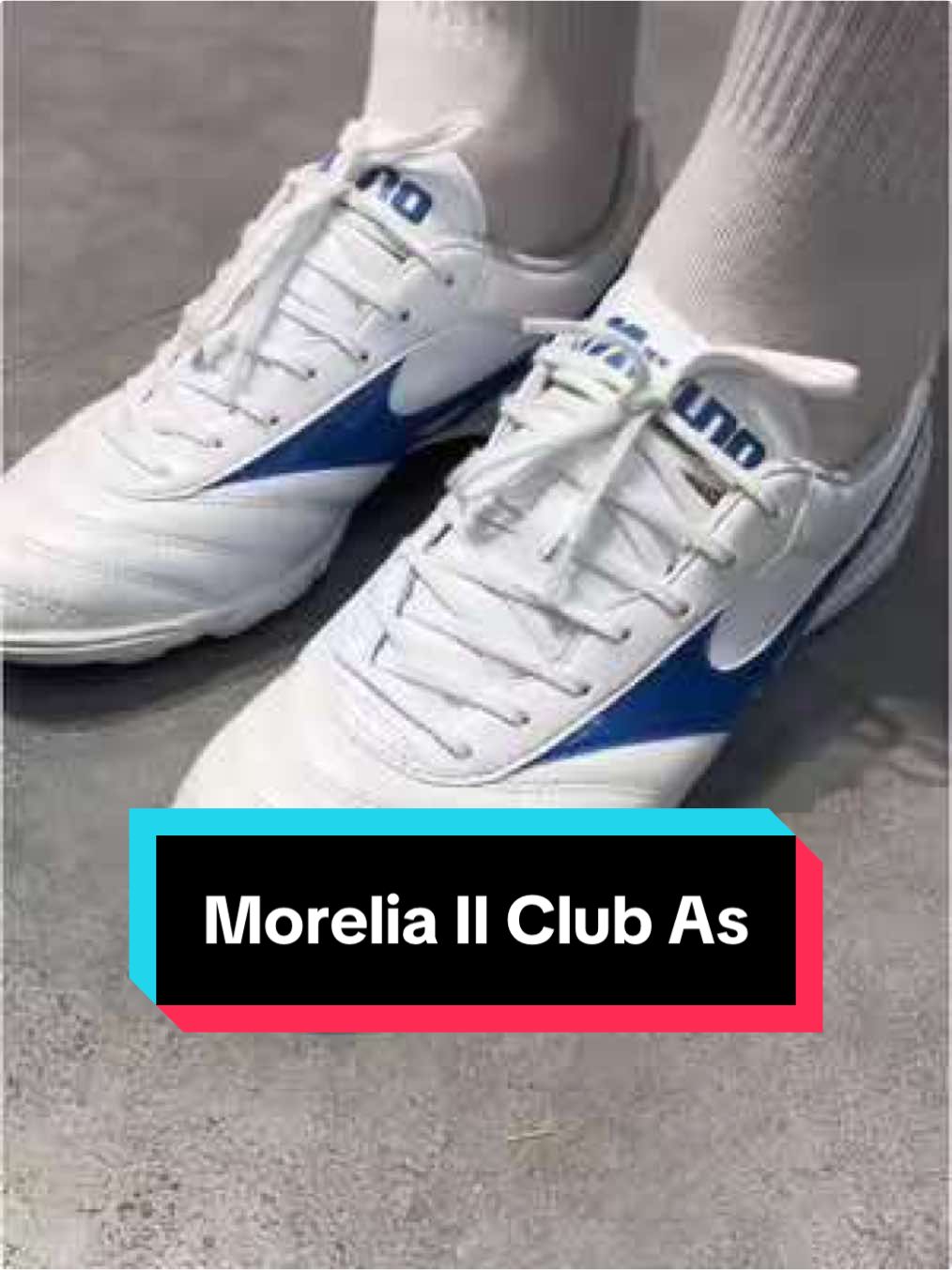 MỀM MẠI, LINH HOẠT - BÙNG NỔ TỐC ĐỘ CÙNG MIZUNO MORELIA II CLUB AS Mizuno Morelia II Club AS thuộc BST Mugen Pack được Mizuno ra mắt với nguồn cảm hứng cho sự bùng nổ tốc độ của các cầu thủ khi ra sân. Mizuno Morelia II Club AS là dòng giày sân cỏ nhân tạo 5 -7 người với thiết kế mang lại sự chắc chắn, ổn định cho người chơi cùng với đó là phần da upper mềm mại, form giày phù hợp với nhiều hình dáng bàn chân đặc biệt là với những anh em có mu bàn chân cao. Với những cầu thủ yêu thích dòng giày Morelia và mong muốn có một mẫu giày hiệu suất cao cùng mức giá hợp lý thì không thể bỏ qua Morelia II Club AS. #Mizuno #MizunoFootball #MoreliaIIClubAS #ReachBeyond #fyp #sportsontiktok #viral 