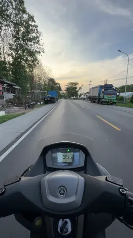 lagunya enaken🤙🏻🎧 #fyp #nmaxnew 