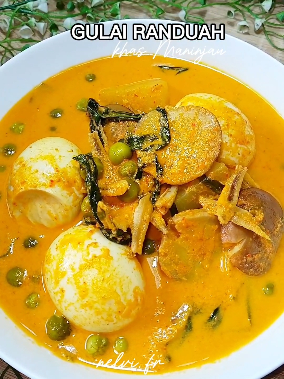 Di Maninjau, Sumatera Barat Kami menyebutnya Gulai randuah.  Gulai randuah ini merupakan gulai yang isiannya campur campur.  Mamaku sering bikin gulai ini,, selain rasanya yang enak,, isiannya kaya akan berbagai macam bahan makanan.  Ah jadi rindu masakan mama 😄 Untuk bahan dan cara nya di lihat di Vidio ya 😘 #masakanminang #masakanpadang #idemasakan #masakanharian #gulairanduah #gulai #resep #masakanpadang 