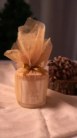 A beleza dessa embalagem 🤎 Nossas velas da coleção natalina chegam até você envoltas por um tecido dourado e brilhoso, que é a cara do Natal, prontinhas para presentear 🌟 #velasaromaticas #velasartesanais #natalzella #candle #foryou #foryoupage #pequenosnegocios #velasnatalinas #natal #presentesdenatal 